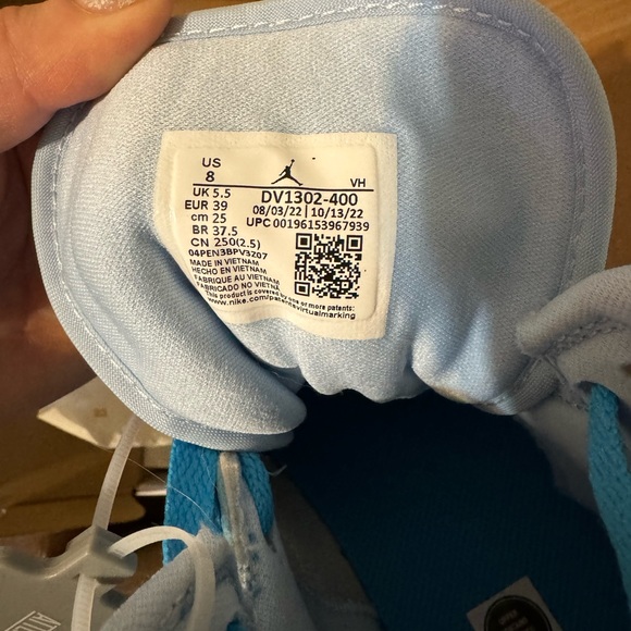 Rare - New in box women’s Air Jordan one mid in ice blue in size 8 - Picture 4 of 6